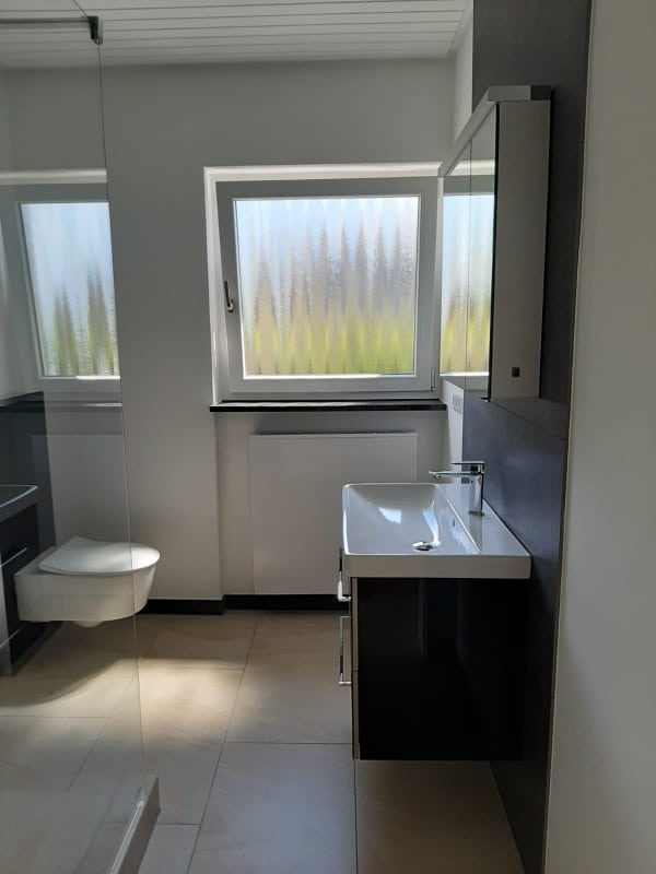 modernes, schönes Badezimmer nach der Renovierung mit Lumina modernes, schönes Badezimmer nach der Renovierung mit Lumina