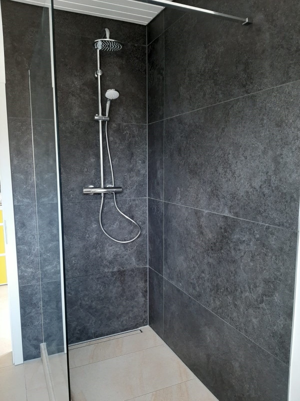 moderne Dusche nach der Renovierung mit Lumina moderne Dusche nach der Renovierung mit Lumina