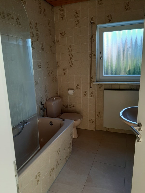 Altes Badezimmer vor der Renovierung durch Lumina Altes Badezimmer vor der Renovierung durch Lumina