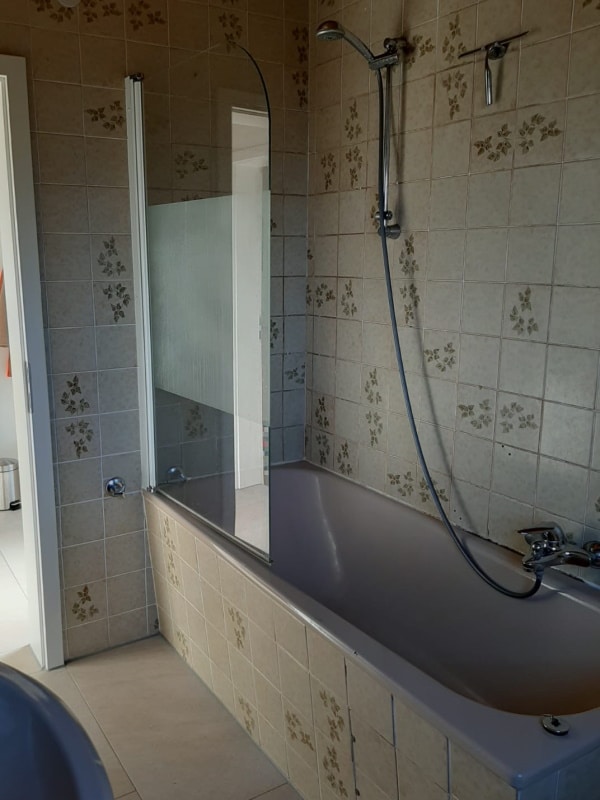 Altes Badezimmer vor der Renovierung durch Lumina Altes Badezimmer vor der Renovierung durch Lumina