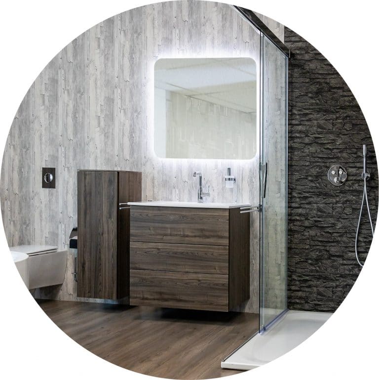 Schönes, modernes Badezimmer in Holzoptik mit Waschtisch, Dusche und WC in der Lumina Badausstellung