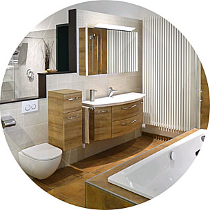 Abbildung Badezimmer mit WC, Waschbecken mit Unterbau in Holzoptik und Badewanne