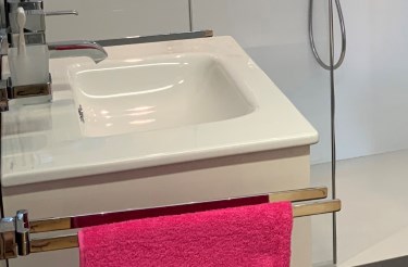 Abbildung Waschbecken und Handtuchhalter in der Lumina Badausstellung