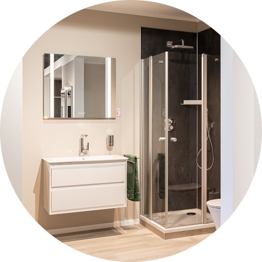 Abbildung Abbildung Badezimmer mit Dusche, Waschbecken mit Unterschrank und Handtuchhalter in der Lumina Badausstellung