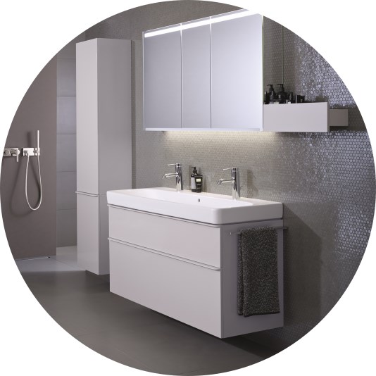 Abbildung Badezimmer mit großem Waschbecken mit Unterschrank und Spiegelschrank