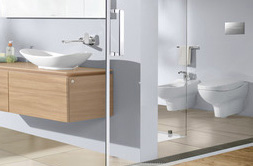 Abbildung Badezimmer mit Waschbecken, WC und Holz-Akzenten