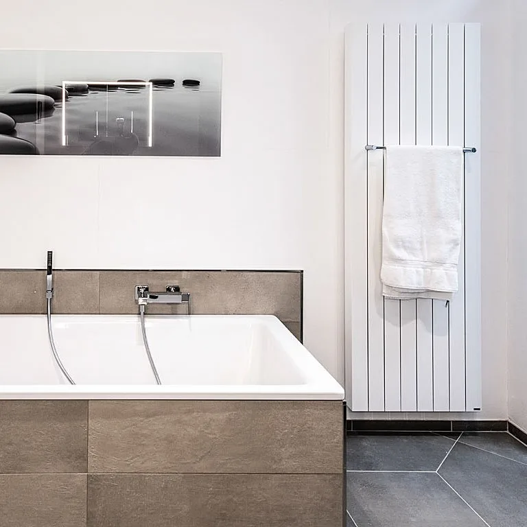 Abbildung helles Badezimmer mit Badewanne
