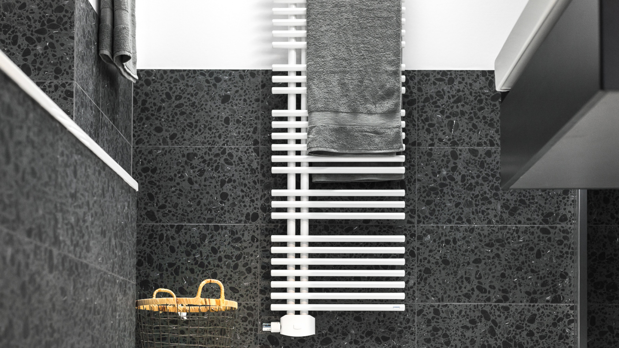 Abbildung Badezimmer mit Badheizkörper für Handtücher