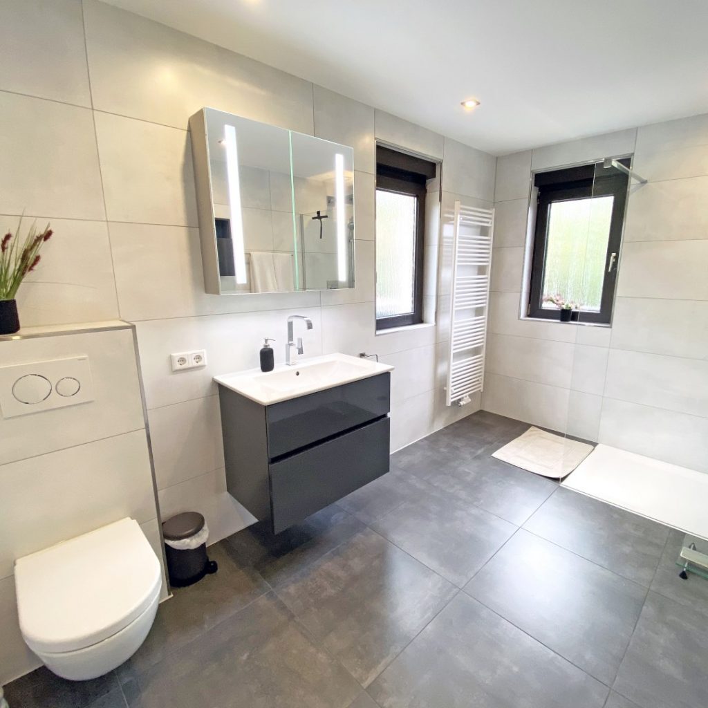 Abbildung Badezimmer im schlichten Design nach Renovierung mit Lumina