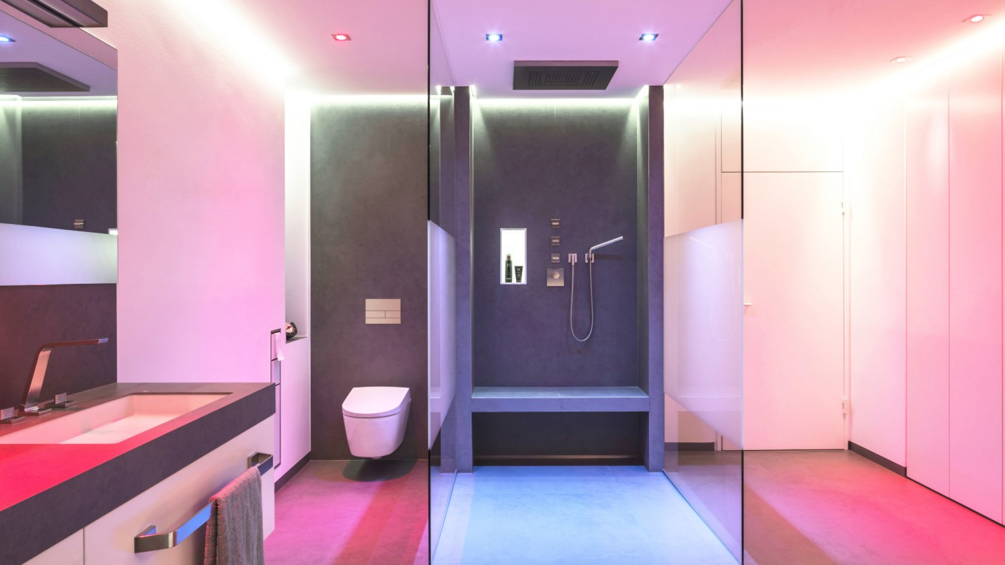 Abbildung Badezimmer mit Beleuchtung von Brumberg; Dusche, WC und Waschtisch