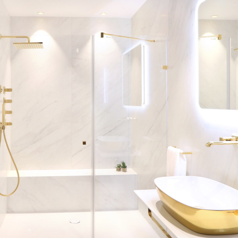 Abbildung Badezimmer in luxuriösem Gold