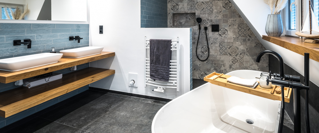 Abbildung Badezimmer mit Fliesen im Landhausstil, Badewanne, Waschtisch und Dusche