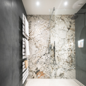 Bodengleiche Dusche mit großen XXL-Wandfliesen in eleganter Marmoroptik