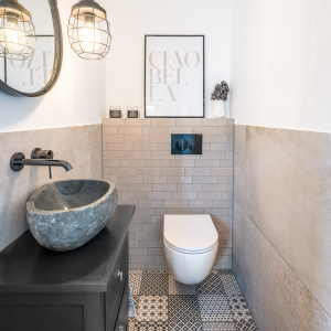 Abbildung Badezimmer mit Fliesen im Landhausstil, WC und Stein-Waschbecken