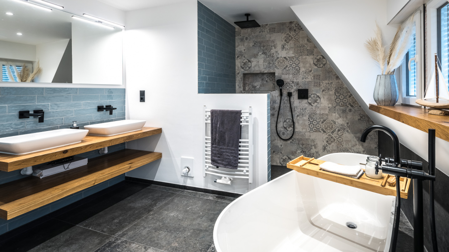 Abbildung Badezimmer mit Fliesen im Landhausstil, Badewanne, Waschtisch und Dusche