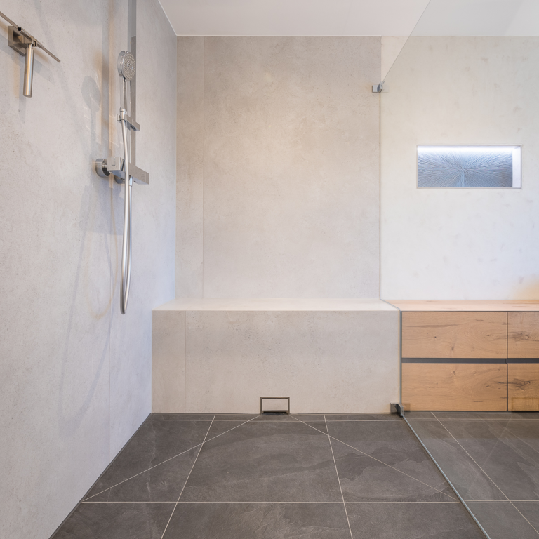Bodengleiche Dusche mit Fliesen im Minimalismus Stil