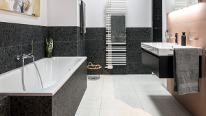 Badezimmer mit Terrazzo-Fliesen, Badewanne und Waschtisch