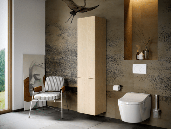 Stilvoll eingerichtetes WC mit wandhängendem Toilettensystem, Holzhochschrank, Designstuhl und künstlerischer Wandgestaltung – concept 100 Serie in moderner Optik.