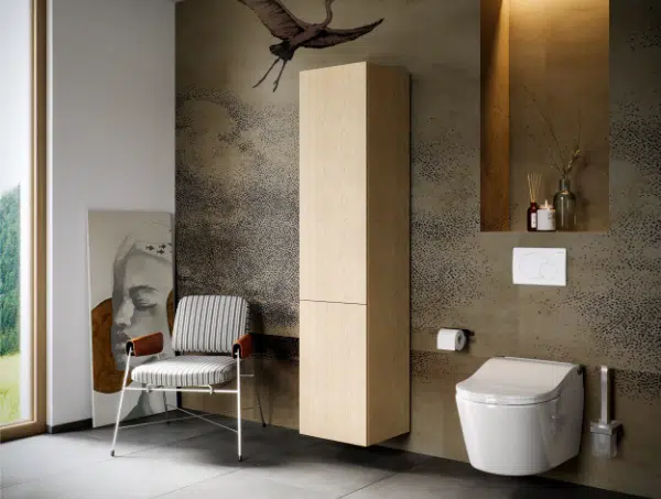 Stilvoll eingerichtetes WC mit wandhängendem Toilettensystem, Holzhochschrank, Designstuhl und künstlerischer Wandgestaltung – concept 100 Serie in moderner Optik.