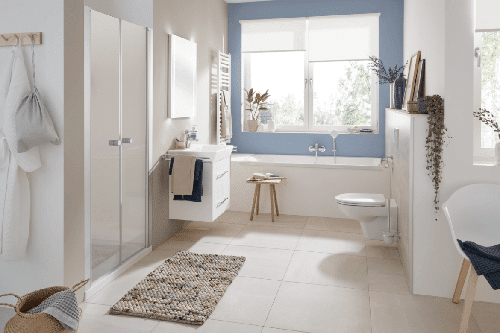 Helles Badezimmer mit Badewanne unter dem Fenster, Duschkabine, Hängeschrank und natürlicher Deko – concept 100 Serie im skandinavischen Stil.
